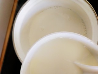 4、舒芙蕾松饼（平底锅版）,牛奶慢慢变热，把玉米淀粉奶液慢慢的缓缓的倒入热奶中。