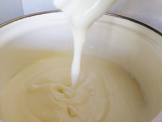 6、舒芙蕾松饼（平底锅版）,随着温度的升高，牛奶出现像浆糊一样的状态时马上离火，快速搅拌，让玉米淀粉充分溶解在牛奶中，不要形成任何颗粒。