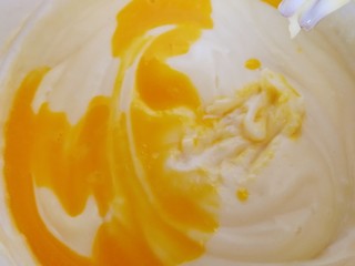 8、舒芙蕾松饼（平底锅版）,最小火迅速的搅拌。