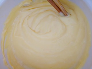 9、舒芙蕾松饼（平底锅版）,让蛋黄，牛奶和玉米淀粉完全的结合在一起。这样做出的卡仕达酱最香纯最好吃的。