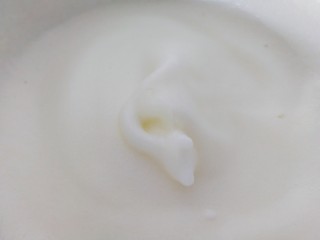 12、舒芙蕾松饼（平底锅版）,打发至蛋白细腻，加第二次糖。