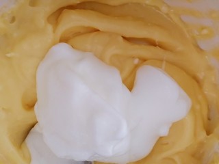 15、舒芙蕾松饼（平底锅版）,取三分之一的蛋白加入蛋黄牛奶淀粉糊中。