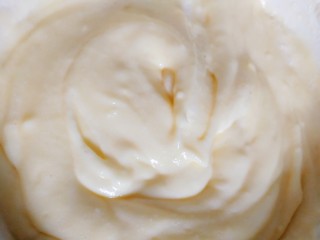 18、舒芙蕾松饼（平底锅版）,轻轻翻拌，让卡仕达酱和蛋白充分拌匀。