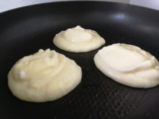 20、舒芙蕾松饼（平底锅版）,用饭勺盛满倒入锅内。