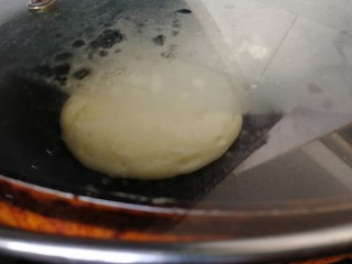 21、舒芙蕾松饼（平底锅版）,盖上锅盖，小火，煎2分钟。