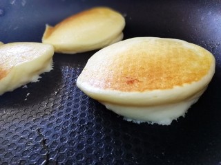 22、舒芙蕾松饼（平底锅版）,轻轻的翻面。在锅边淋上半勺清水。