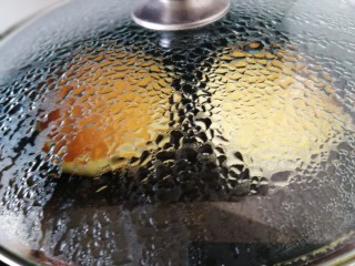 23、舒芙蕾松饼（平底锅版）,盖上盖子小火煎2分钟。