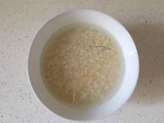 1、五彩虾仁粥,大米、小米提前浸泡半小时