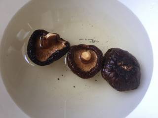 2、五彩虾仁粥,香菇也提前浸泡