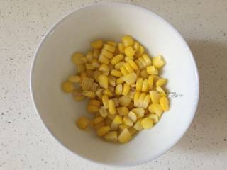 3、五彩虾仁粥,玉米煮熟切出玉米粒
