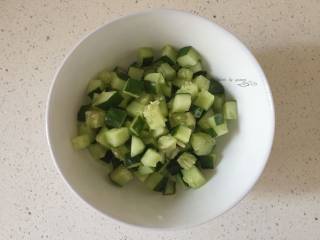 4、五彩虾仁粥,黄瓜洗净切丁