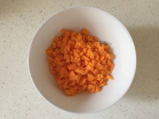 5、五彩虾仁粥,胡萝卜去皮切细碎