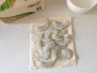 6、五彩虾仁粥,白虾去虾线虾壳，取虾仁，洗净，用纸巾吸取多余的水份