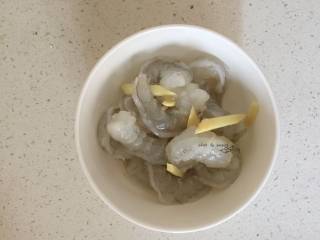 7、五彩虾仁粥,碗中加料酒和姜丝抓匀腌制