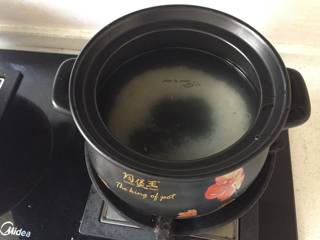 8、五彩虾仁粥,砂锅中加入洗净浸泡好的大米、小米，一次加足水，开大火煮开