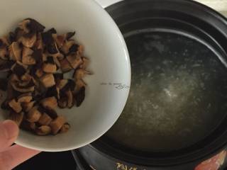 9、五彩虾仁粥,煮开后加入香菇碎