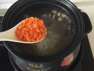 11、五彩虾仁粥,煮25分钟左右加入胡萝卜碎继续煮15分钟左右