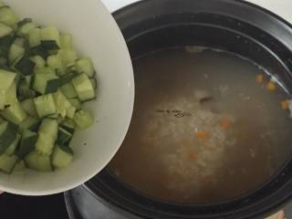 12、五彩虾仁粥,加入黄瓜丁煮十分钟左右