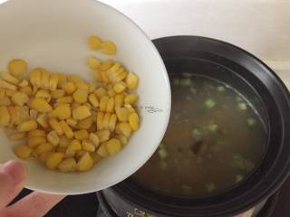 13、五彩虾仁粥,加入玉米粒