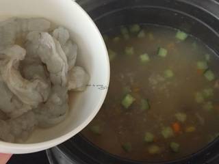 14、五彩虾仁粥,加入虾仁煮分钟左右，加盐调味