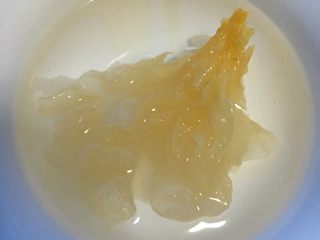 1、紫薯银耳核桃粥,银耳先浸水泡发