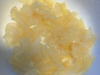 2、紫薯银耳核桃粥,洗净撕成小朵