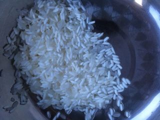 3、紫薯银耳核桃粥,大米洗净紫薯去皮切小块