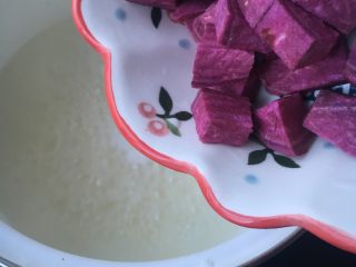 5、紫薯银耳核桃粥,水开后，加入紫薯