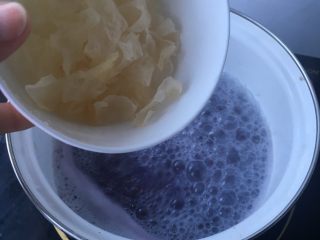 7、紫薯银耳核桃粥,沸腾后加入银耳，转中小火熬煮30分钟