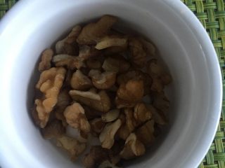 8、紫薯银耳核桃粥,核桃仁掰碎