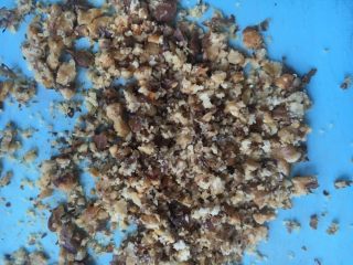 10、紫薯银耳核桃粥,再用擀面杖碾碎