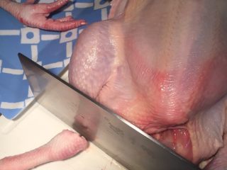 2、新年烤鸡,把两只鸡脚切掉