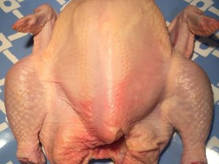 3、新年烤鸡,鸡屁股附近的肥油也切掉