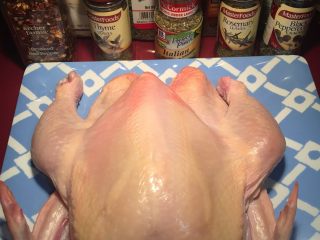 4、新年烤鸡,用厨房纸把鸡里里外外吸干水份