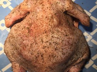 6、新年烤鸡,用调料和切碎的蒜末柠檬皮屑把鸡内外都抹均匀