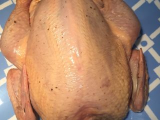 9、新年烤鸡,从冰箱把鸡拿出来取走塞进的半个洋葱。