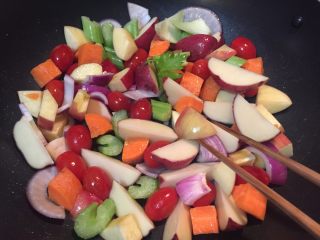 12、新年烤鸡,用少许黄油把各配菜炒香