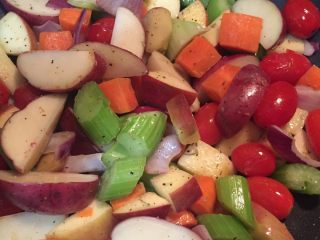 13、新年烤鸡,放些盐和黑胡椒碎翻炒一下 备用