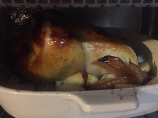 16、新年烤鸡,烤炉预热200°90分钟左右。中途观察如有烤过火的部位用锡纸遮盖一下。