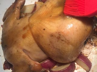 17、新年烤鸡,中途把烤鸡拿出来用酱汁涂抹鸡身撒些香草碎，两次。