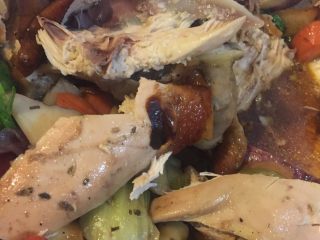 21、新年烤鸡,配菜鸡腿鸡亦都吃光了剩下鸡胸肉实在吃不下了，把它用来熬粥又多一道菜啦，િ????ી