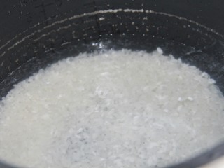 11、幸福早餐~红薯山药小米粥,锅里放大米和水。水量要多