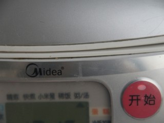 12、幸福早餐~红薯山药小米粥,开启电饭锅，按煮粥键