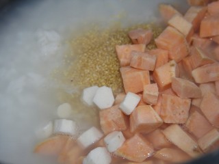 15、幸福早餐~红薯山药小米粥,放入山药