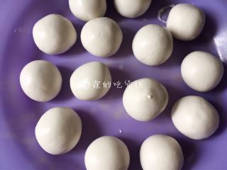 2、日式酱油团子,尽量搓成大小基本差不多的圆子。