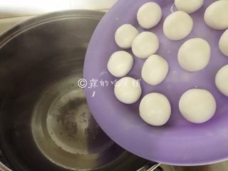 3、日式酱油团子,锅里放水，烧开，然后把圆子放入，小火慢煮。