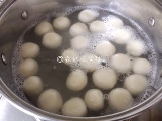 8、日式酱油团子,圆子煮至浮起，捞出。