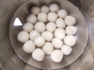 9、日式酱油团子,浸入凉白开中冷却，然后滴干水分。