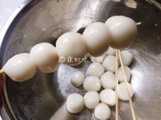 10、日式酱油团子,拿竹签串起来（串竹签有个小窍门，圆子穿入竹签后，要一下子把它推到位，不要一点点一点点的推，那样的话只会让面团粘在竹签上。）