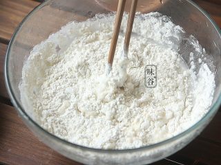 5、酸甜咕噜肉,面粉加水调成面糊，不能太稀；
